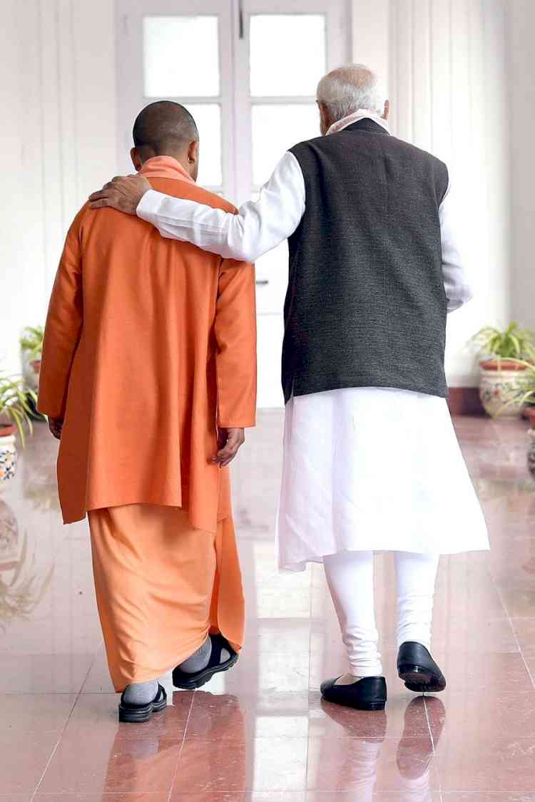 Yogi-Modi pic - Hum Saath Saath Hain