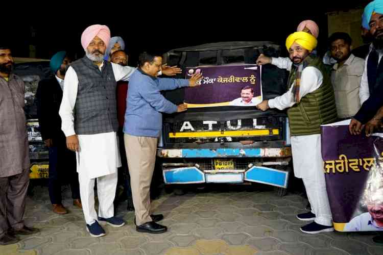 After accepting invitation, Kejriwal travels in auto for dinner at auto driver’s house