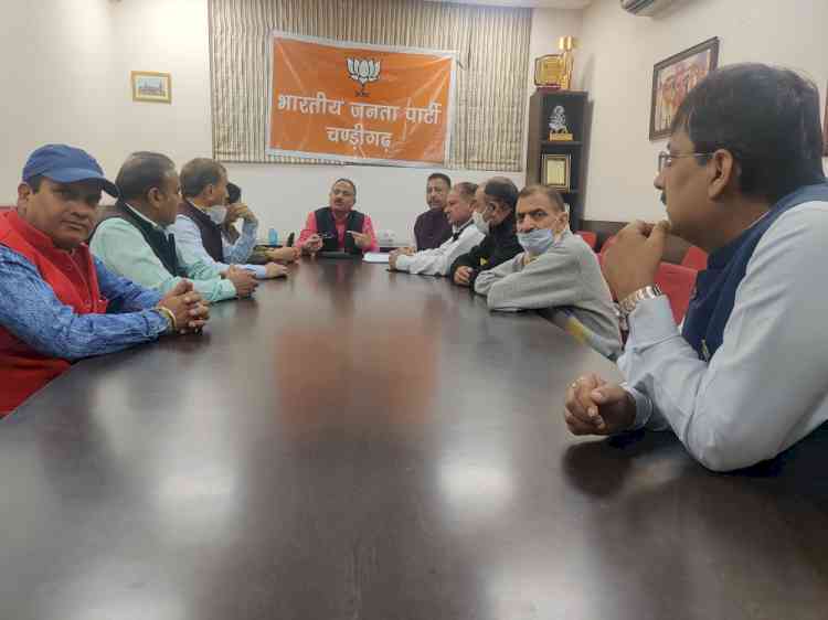 BJP President Arun Sood meets representatives of societies regarding notices sent by Pollution Control Committee