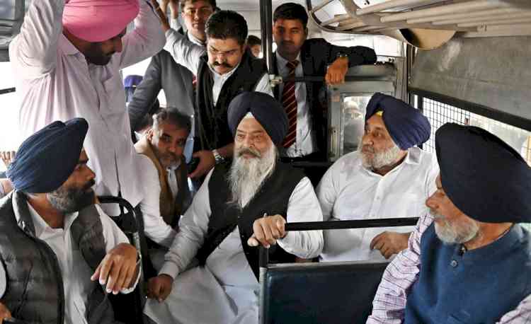 Badal, Akali leaders court arrest in Chandigarh