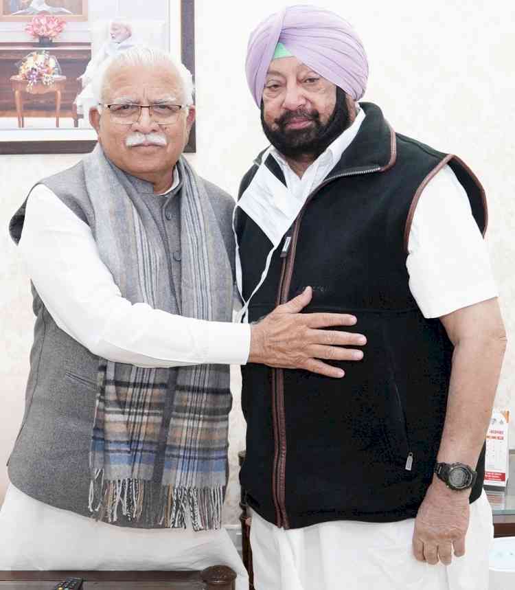 Amarinder meets Khattar, terms it courtesy call