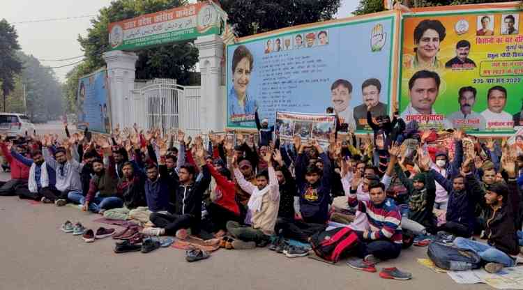 Rajasthan's jobless youths protest at UP Cong office to meet Priyanka