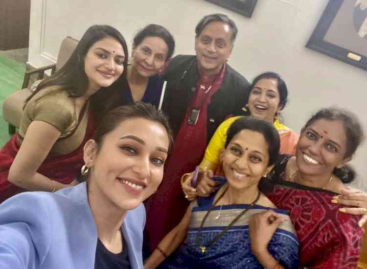 Tharoor offers apology after Twitter backlash on selfie with women MPs
