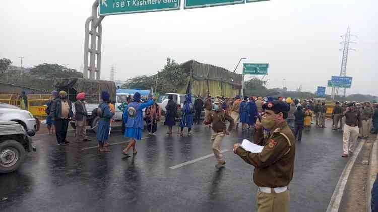 Delhi Police arranges bus for Nihangs heading for Bangla Sahib