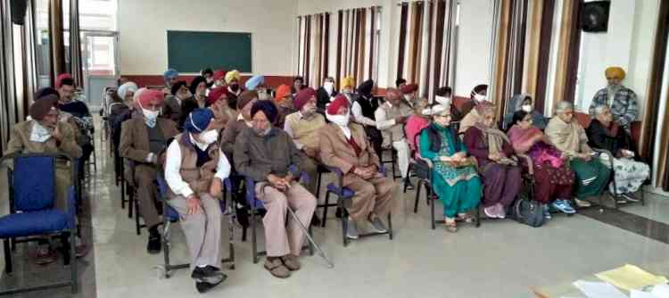 30 senior citizens attend health talk on knee pain