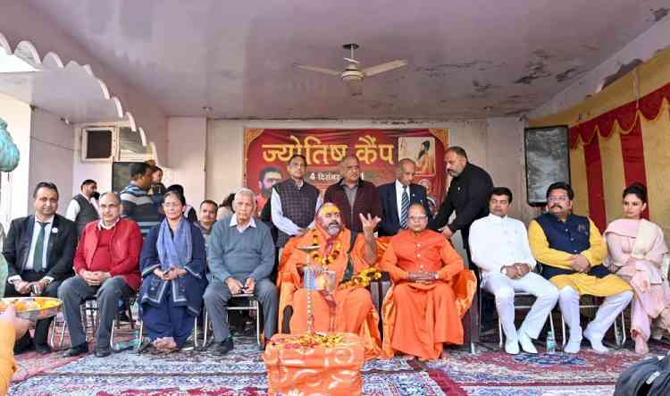 Shree Geeta Mandir in association with AryaVrat Jyotirvigyan Sanstha organised free astrology camp