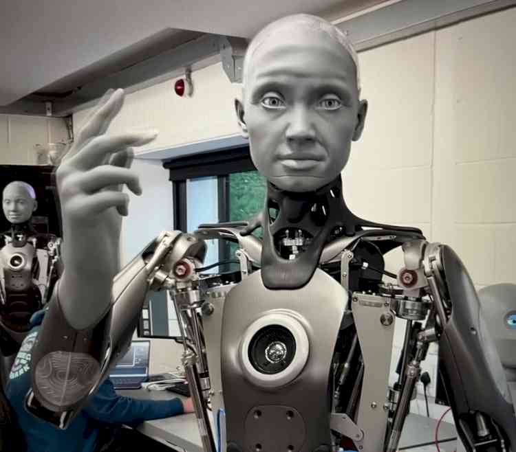 This humanoid robot makes perfect human-like faces