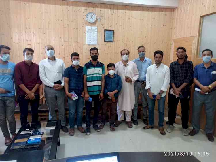 Cyber Police in Kashmir recovers, returns smartphones worth lakhs