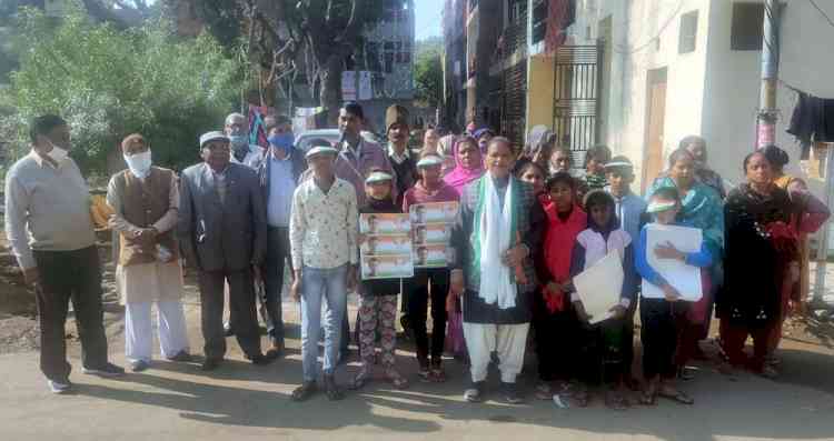 Ward no 19: Kamlesh Banarsi Das starts door to door campaign