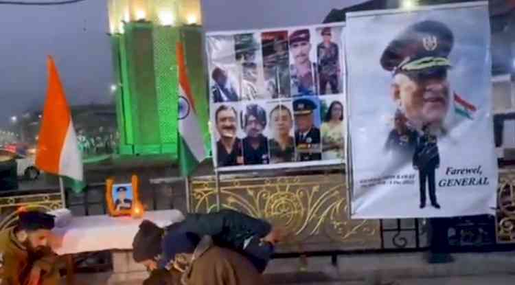 Security personnel, civilians in Kashmir pay tributes to Gen Rawat