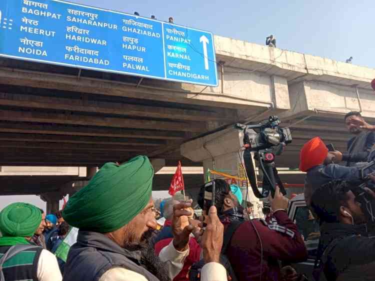 Farmers vacate Delhi borders, start leaving for home