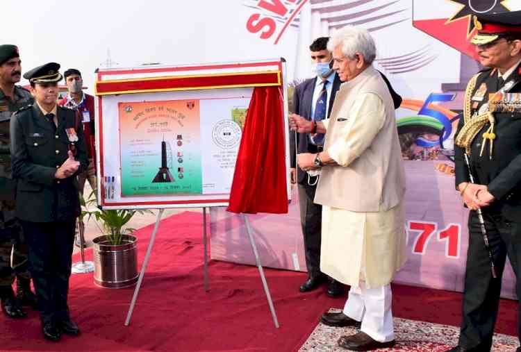 J&K Lt guv pays homage to war heroes at Balidan Stambh