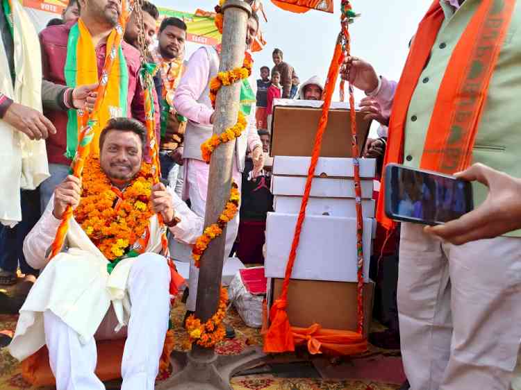 Manoj Sonkar Manu weighed with laddoos, Anil Kumar Dubey with coins