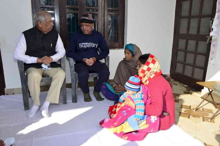 Governor meets family members of martyr Vivek Kumar
