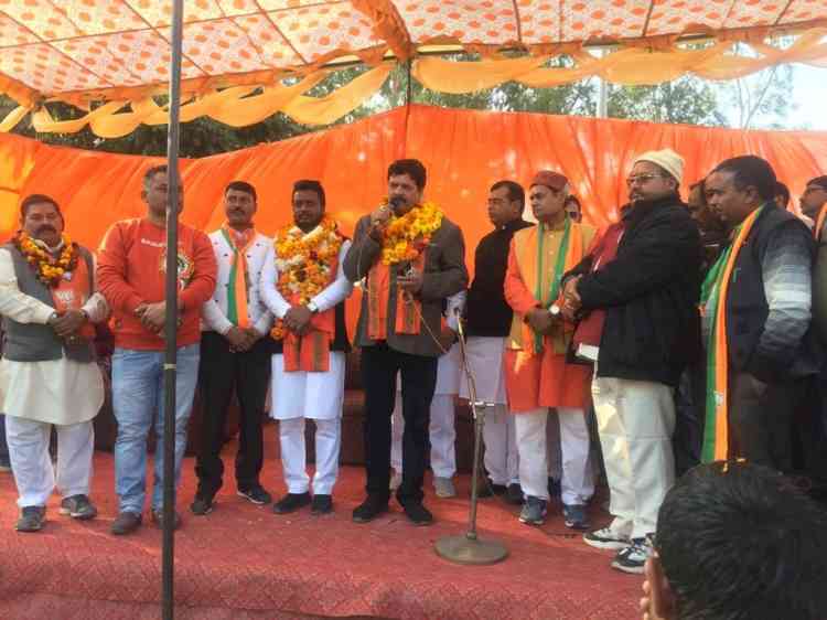 Ratan Lal Kataria reached in support of BJP candidate Manoj Kumar Sonkar (Manu) from Ward 7