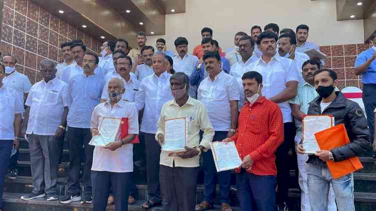 Cheques handed over to kin of Covid victims in B'luru