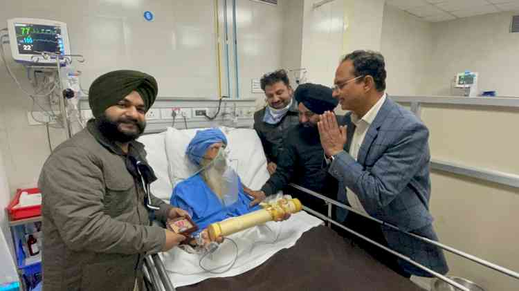 Deputy Commissioner hands over Padma Shri to Gurmat Sangeet legend Prof Kartar Singh