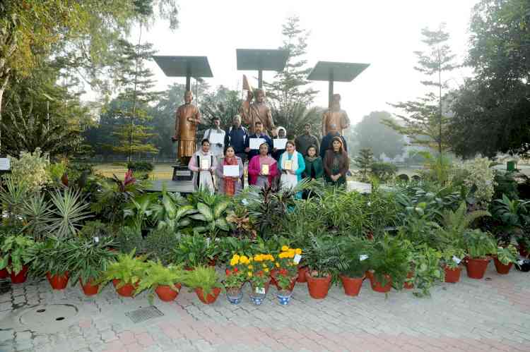 HMV bagged prizes in State level Bhai Vir Singh Flower and Plants Exhibition at GNDU