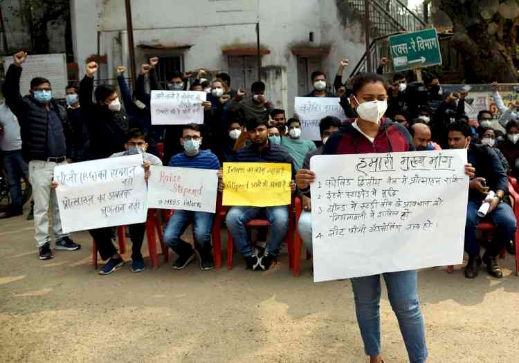 Agitating doctors hold 'Phool Wapsi' protest outside Health Ministry