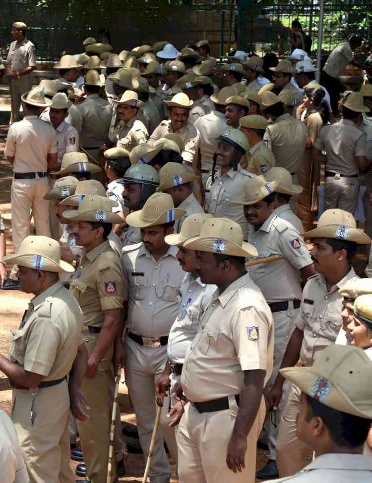 Security tightened as Maratha activists threaten to cross K'taka border