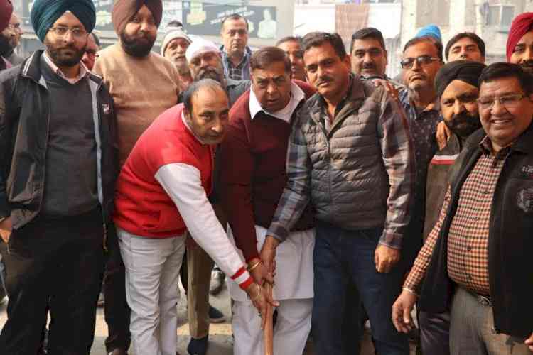 MLA Surinder Kumar Dawar inaugurates two road projects in ward No. 56