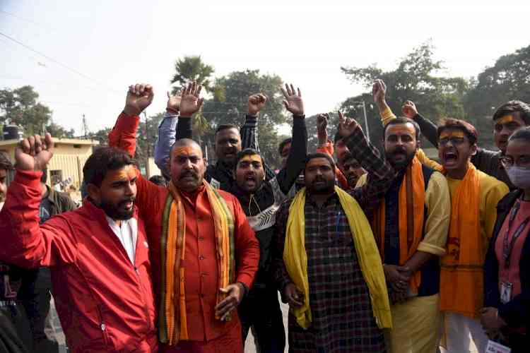 Irked over Manjhi's remarks, Brahmins perform Satyanarayan puja outside his Patna residence