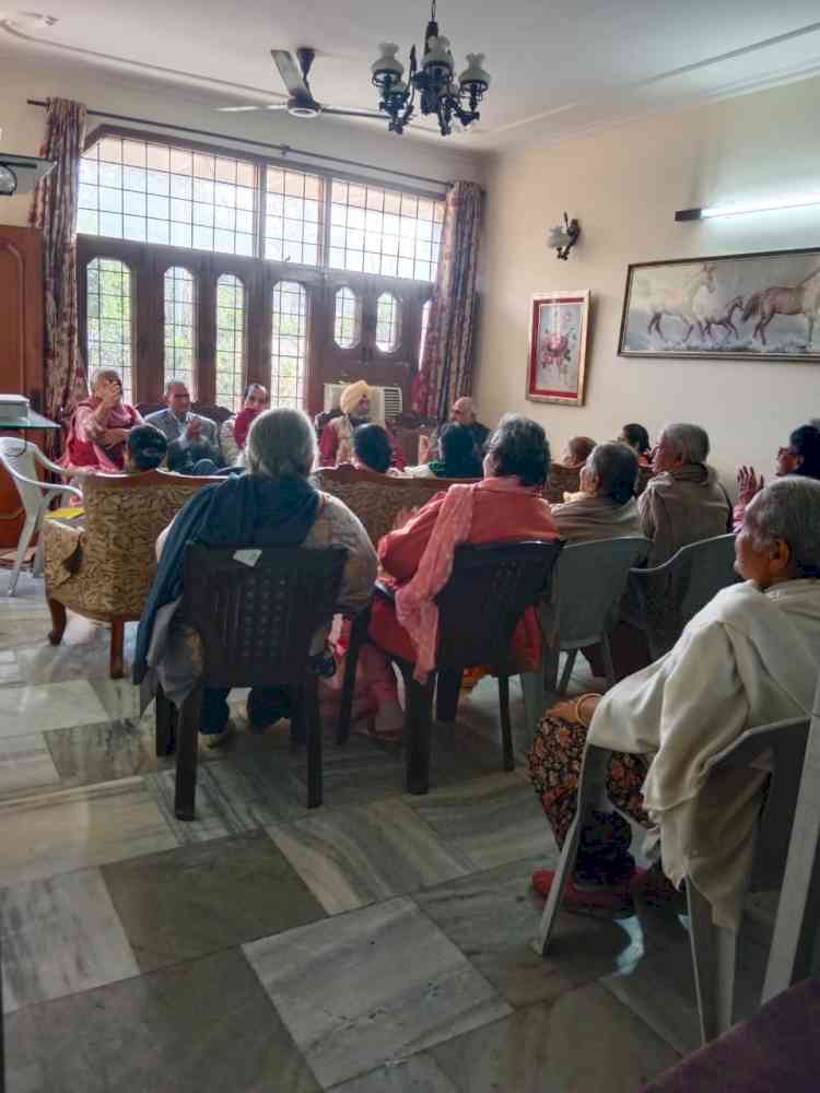 उम्र की ठिठुरन को ताप देती कवि गोष्ठी