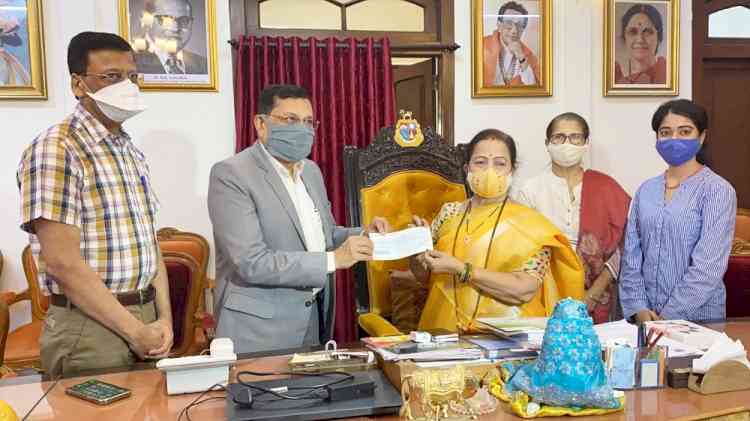 On 60th b'day, visionary Mumbai Mayor Kishori Pednekar gifts 'eyesight'