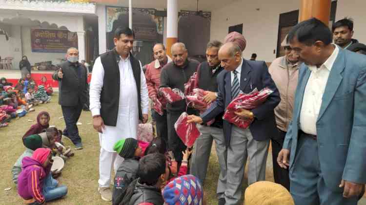 श्री गीता मंदिर विकास नगर  में 1100 जरूरतमंद बच्चों को गर्म स्वेटर श्री महावीर सेवक संघ के सहयोग से बांटे गए