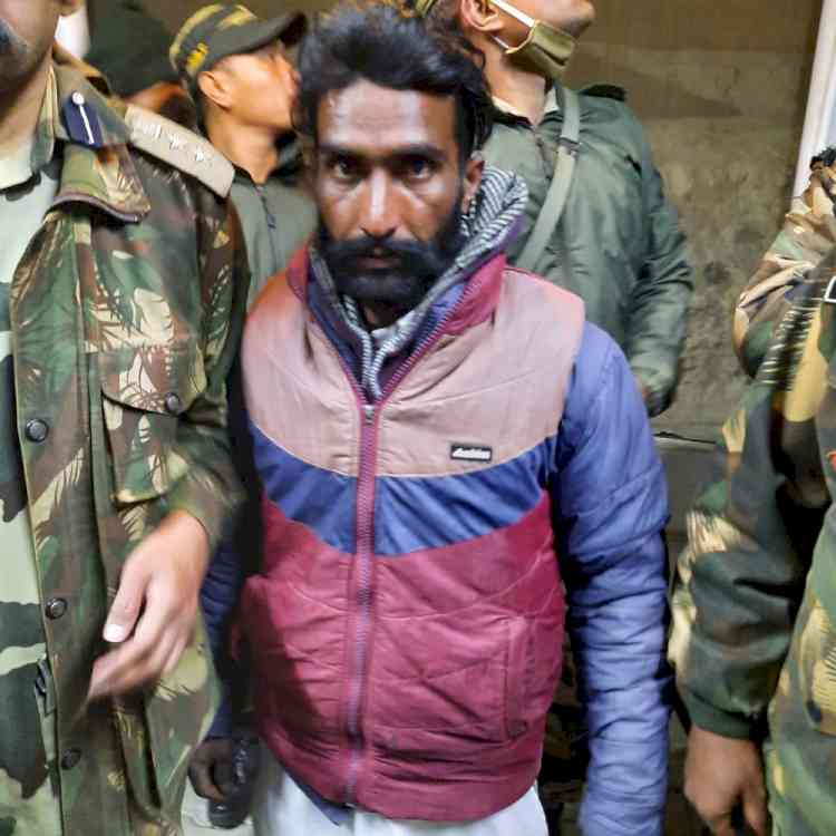 1 nabbed with pistol, live rounds and magazine by BSF patrolling party