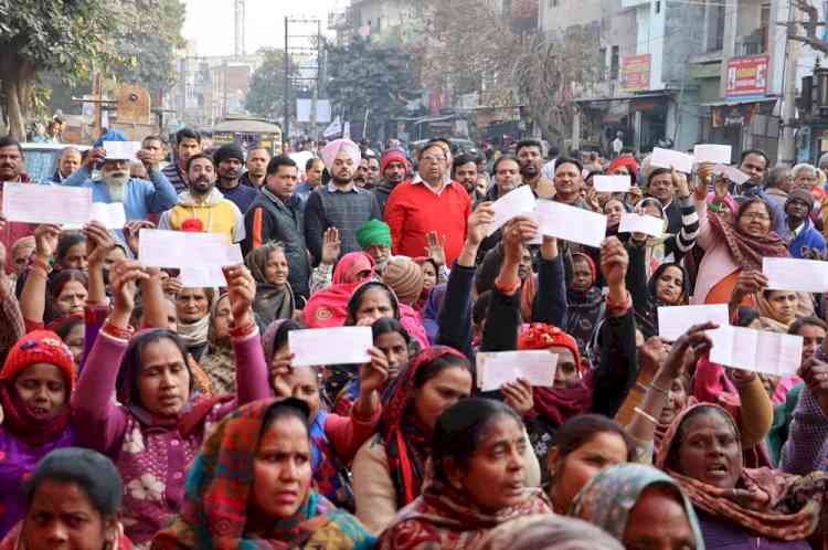 MLA Surinder Dawar distributes cheques to prove ‘Har Ghar Pakki Chhat’