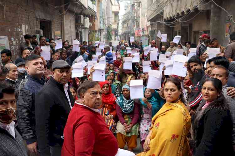 Ludhiana Central MLA Surinder Dawar distributes cheques to prove ‘Har Ghar Pakki Chhat’ in ward number 63