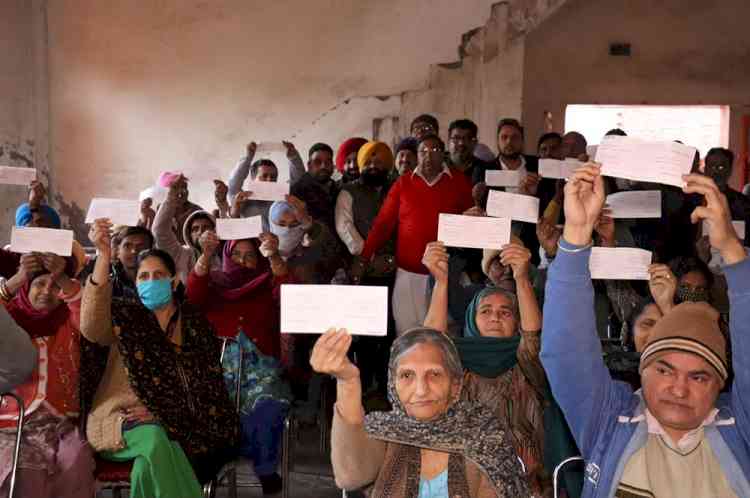 Dawar distributed cheques under ‘Har Ghar Pakki Chhat’ campaign in wards numbers 52, 53, 54, 55    