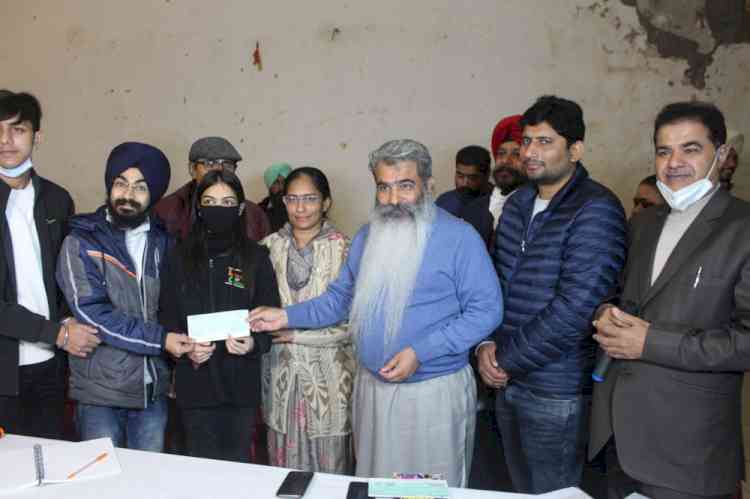 Cabinet Minister Bharat Bhushan  Ashu  distributes cheques of Rs.27 Lakh to  9 city NGOs