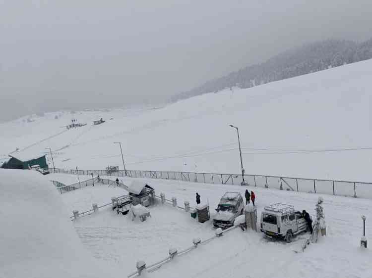 Snow, rain lashes J&K, Ladakh