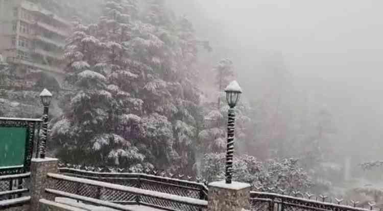 Heavy snowfall in Himachal closes over 400 roads