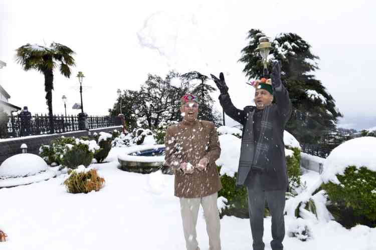 Himachal Governor, CM enjoy snowfall