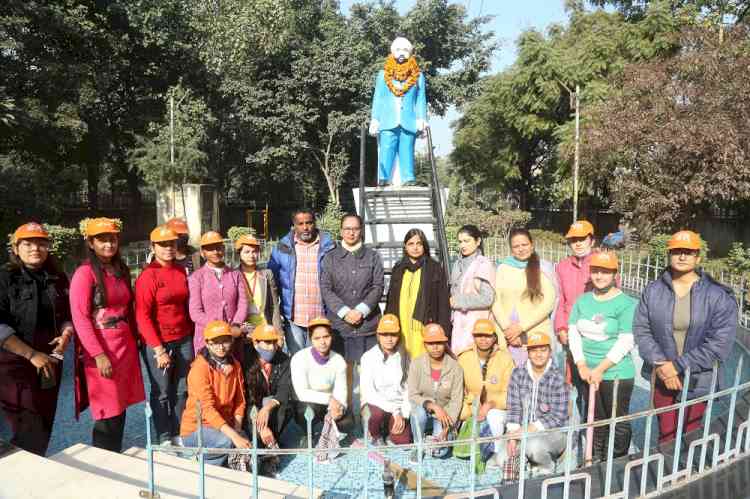 NSS Volunteers of HMV cleaned statues in city during camp