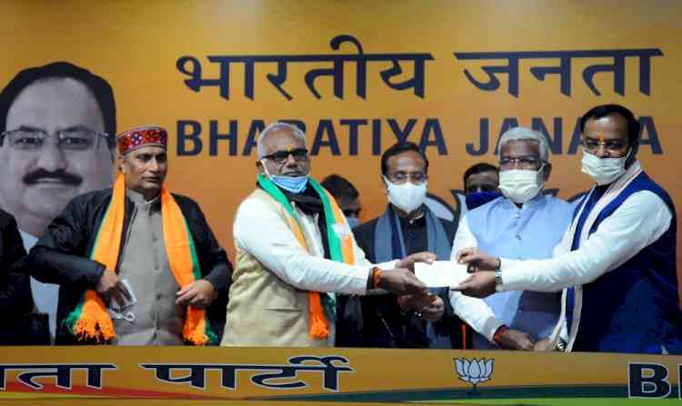 SP MLA Hari Om Yadav, Congress MLA Naresh Saini join BJP