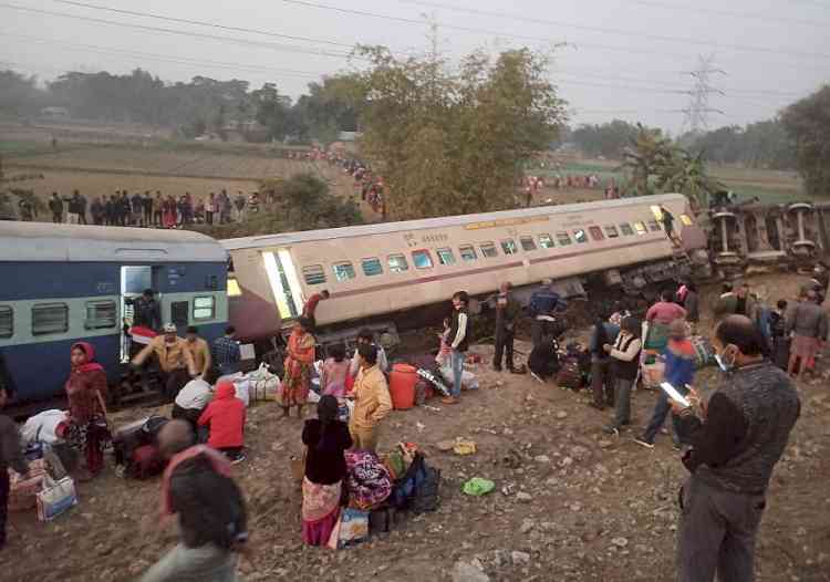 Bengal train accident: Death toll reaches 9, Railway Minister visits spot