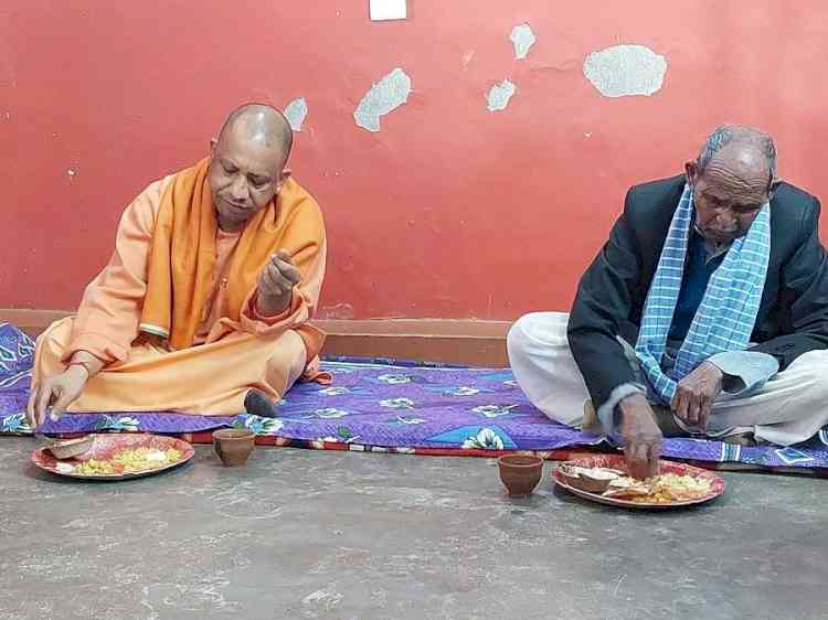 Manjhi criticises Yogi for eating food at house of Dalit family