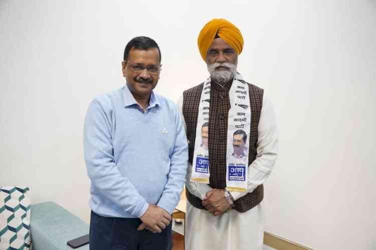 Punjab: Cong leader Joginder Singh Mann joins AAP