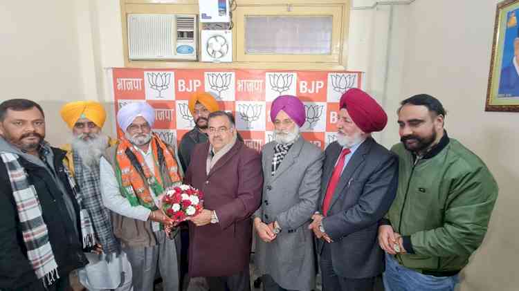 Senior Amritsar Congress leaders join BJP,  Chugh welcomes them