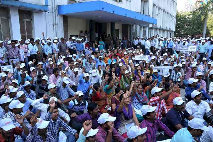 Andhra govt employees threaten strike over pay revision