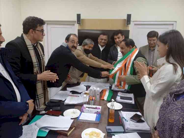 Expelled BJP leader Harak Singh Rawat joins Congress