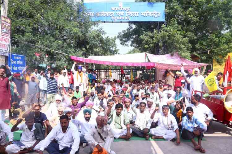 Angry farmers in Raj take govt officials hostage for few hours, demand procurement of paddy