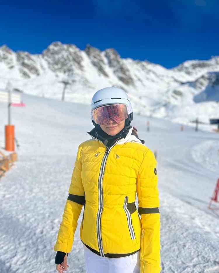 Samantha wows fans, friends with her skiing skills