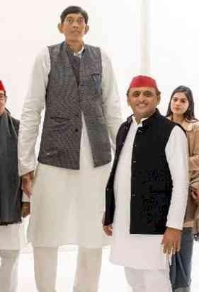 Battle for UP: India's tallest man joins SP