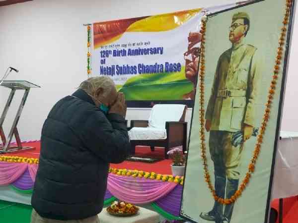 RSS chief bows to Netaji