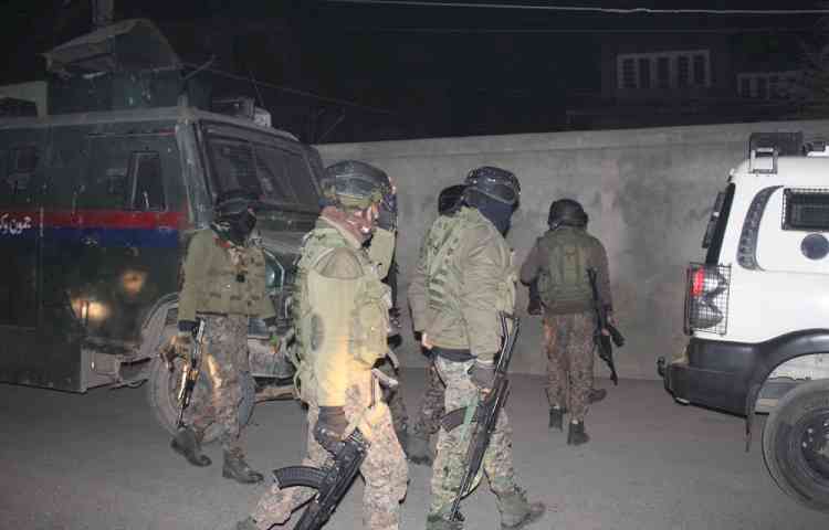 Four injured in Srinagar grenade attack, militant held